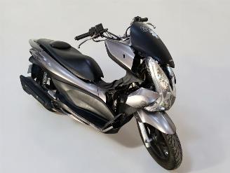 krockskadad bil bromfiets Honda  PCX 2010/9