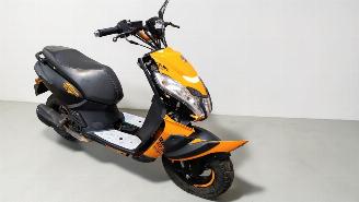 skadebil bromfiets Peugeot  STREET ZONE 2023/3