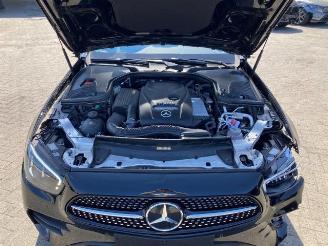 Mercedes E-klasse 300 T AMG Lin *PANO - NAVI - KAM* picture 11