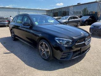 uszkodzony samochody osobowe Mercedes E-klasse 300 T AMG Lin *PANO - NAVI - KAM* 2022/2