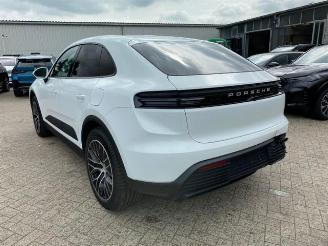 krockskadad bil auto Porsche Macan 4 *PANO - BOSE - NAVI - KAM* 2025/6