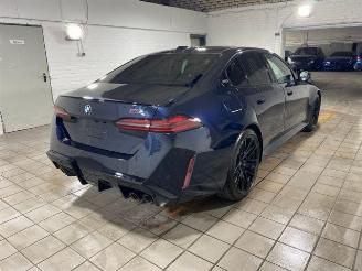 krockskadad bil auto BMW M5 Limousine PANO/HUD/360/B&W/NAVI 2025/11
