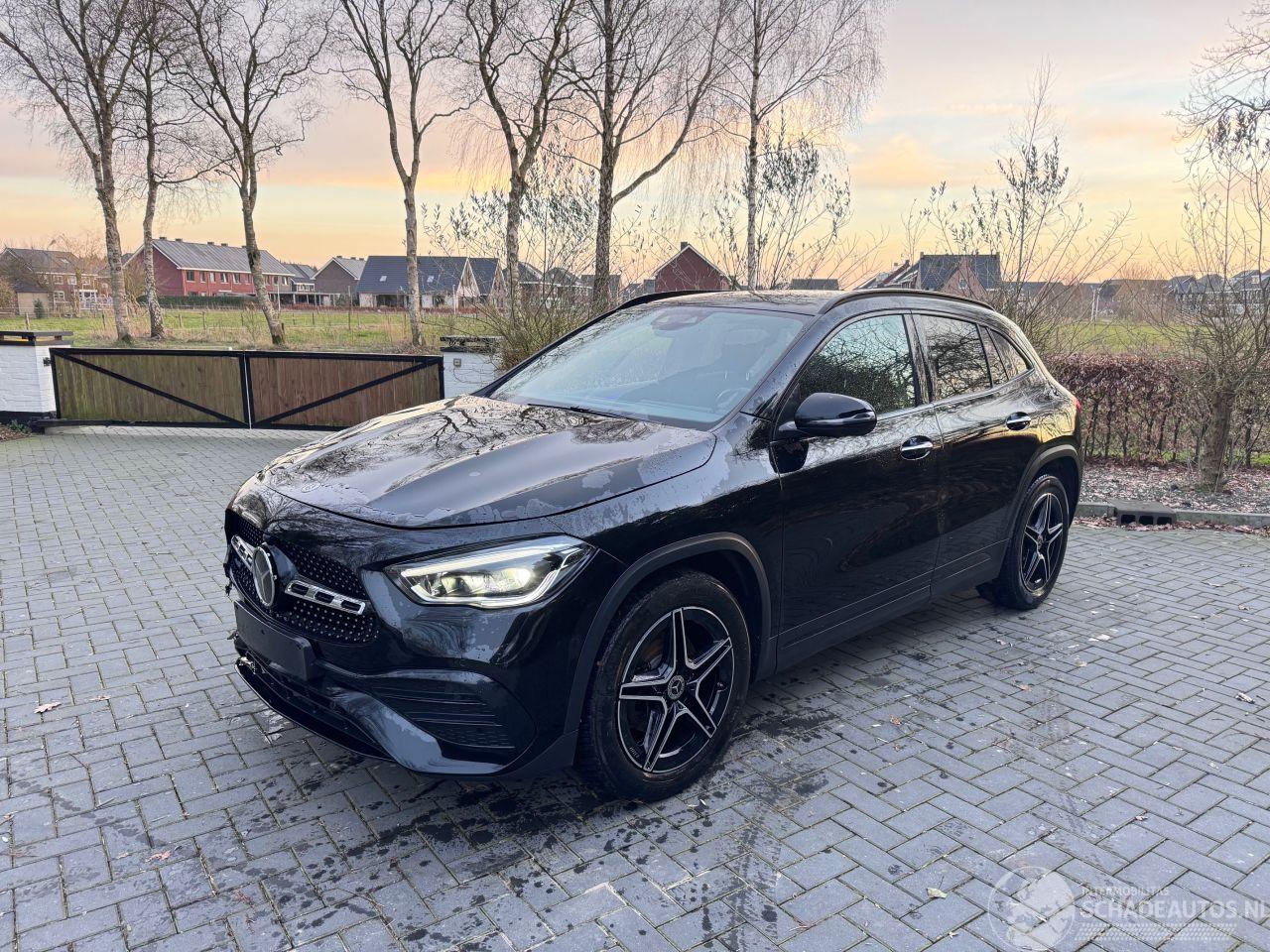 Mercedes GLA Mercedes-Benz GLA 250e AMG Camera Ambiance LED ACC