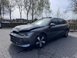 Damaged car Volkswagen Passat Volkswagen Passat Variant 1.5 eTSI R-Line Panorama Trekhaak VOL! 2025/1