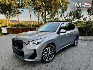 krockskadad bil auto BMW iX1 iX1 30 xDrive M Sport PANO HUD Frozen-Grey VOLL 2023/4