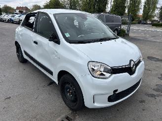 damaged passenger cars Renault Twingo E-TECH 21KWH 2024/2