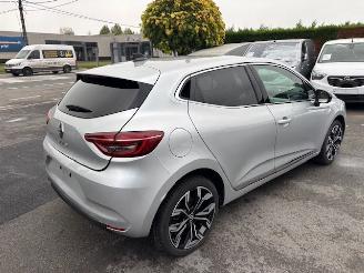 Vaurioauto  passenger cars Renault Clio  2022/9