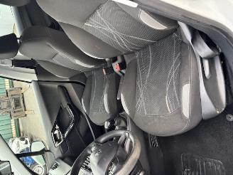 Peugeot 208  picture 7