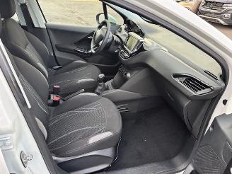 Peugeot 208  picture 6