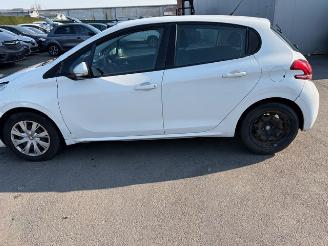 Peugeot 208  picture 7