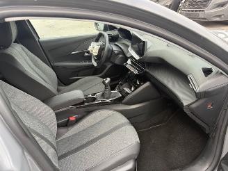 Peugeot 208  picture 8