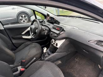 Peugeot 208  picture 6