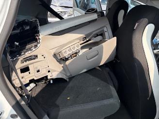 Renault Zoé WITH COCKPIT AND AIRBAGS picture 8