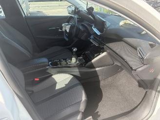 Peugeot 208  picture 7