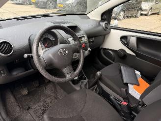 Toyota Aygo 1.0 VVT-i Now NationaleAutoPas Origineel NL Airco! picture 17
