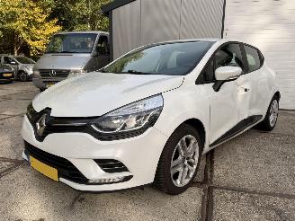skadebil auto Renault Clio 0.9 TCe Zen PDC NAVI DAB+ RIJDBAAR! 2017/10