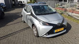 Coche accidentado Toyota Aygo 1.0 VVT-i x-play weinig schade gewoon rijdbaar 2016/1