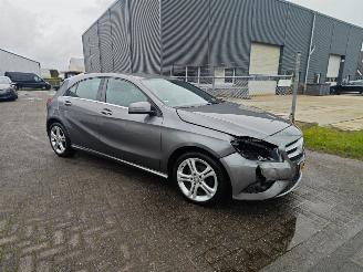 Schadeauto Mercedes A-klasse A180 ambition mooi frisse auto!! lichte schade 2012/1