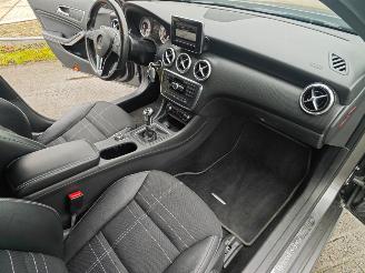 Mercedes A-klasse A180 ambition mooi frisse auto!! lichte schade picture 15