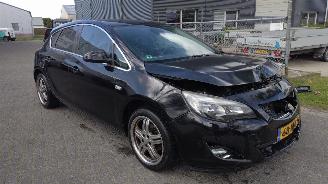 damaged passenger cars Opel Astra 1.4 Turbo Sport Cosmo Leuke auto motor loopt auto rijdt! 2010/1