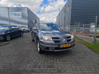 Damaged car Mitsubishi Outlander 2.0 invite plus lichte rijdbare schade nette auto! 2006/1