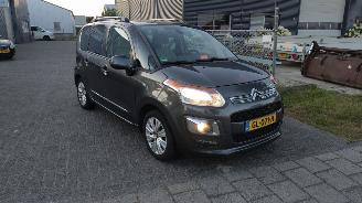 damaged passenger cars Citroën C3 picasso 1.2 Exclusive Mooie auto Lichte schade 2015/1