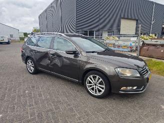 Damaged car Volkswagen Passat 2.0 TDI Highline BlueMotion Technisch 100 procent ok!! 2013/1