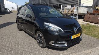 Schadeauto Renault Mégane Scénic 1.6 dci Bose Panodak Clima Mooie Luxe auto! 2014/1
