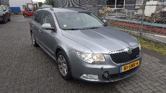 Coche accidentado Skoda Superb 1.6 Tdi nette auto geen schade koppeling versleten 2011/1