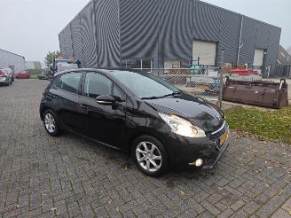 Damaged car Peugeot 208 1.2 Automaat exclusief mooie nette auto 134.000 km 2014/1