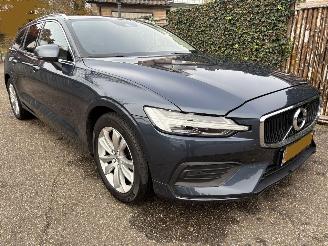 Damaged car Volvo V-60 2.0 B4 Momentum Business AUTOMAAT MET ELEKTRICITEIT-MOTOR 2022/3