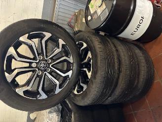Voiture accidenté Toyota Yaris Cross 17 INCH RGINELE SPORTWIELEN 2024/8