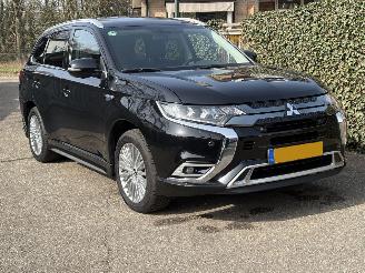 Schadeauto Mitsubishi Outlander 2.4 PHEV Intense+ HYBRIDE HALFLEER PANO AIRO KIT AUTOMAAT 210PK 2021/8