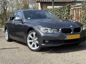 krockskadad bil auto BMW 3-serie 318i Centennial High Executive 136PK 2017/4