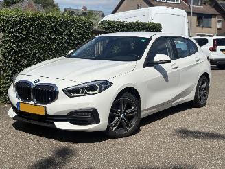Voiture accidenté BMW 1-serie 118i Executive Edition AUTOMAAT 136PK 2021/2