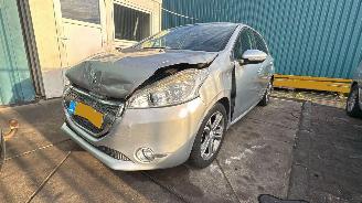 damaged passenger cars Peugeot 208 1.6 2013/2