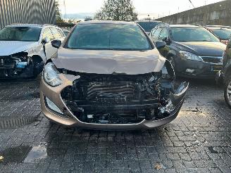 krockskadad bil auto Hyundai I-30 1.6 GDI Blue 16V Hatchback  Benzine 1.591cc 99kW (135pk) FWD 2011-12/2016-12 (GDHB5P5; GDHB5P6; GDHB5PD; GDHB5PE) G4FD; EURO4 2012/3