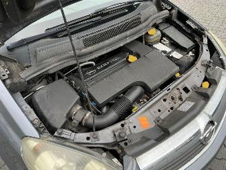 Opel Zafira 2.2 16V Direct Ecotec MPV picture 26