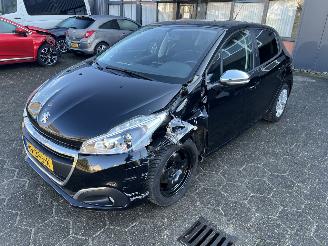 damaged passenger cars Peugeot 208 1.2 PureTech Active 2016/7