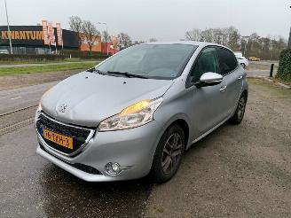 skadebil auto Peugeot 208 1.2 Vti 12V PureTech 82 Hatchback  Benzine 1.199cc 60kW (82pk) FWD 2012-03/2019-12 (CAHMZ; CCHMZ) EB2F; HMZ 2013/3