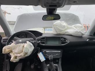 Peugeot 308 308 (L3/L8/LB/LH/LP), Hatchback 5-drs, 2013 / 2021 1.2 12V e-THP PureTech 110 picture 18