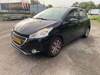 skadebil auto Peugeot 208 1.2 Vti 12V PureTech 82 Hatchback  Benzine 1.199cc 60kW (82pk) FWD 2012-03/2019-12 (CAHMZ; CCHMZ) EB2F; HMZ 2013/6