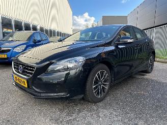 uszkodzony samochody osobowe Volvo V-40 2.0 D2 16V Hatchback 4Dr Diesel 1.969cc 88kW (120pk) FWD 2015-02/2019-08 (MV74) D4204T8; B 2015/9
