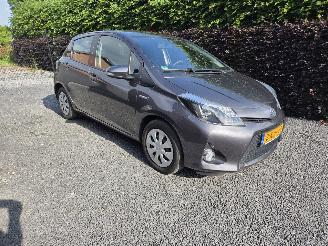 Coche accidentado Toyota Yaris 1.5 Full Hybrid Aspiration 2013/5