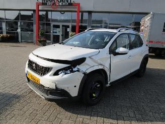 skadebil auto Peugeot 2008 1.2 2017/8