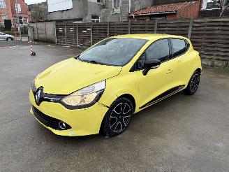 krockskadad bil auto Renault Clio 4 2013/9