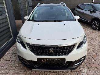 Vaurioauto  passenger cars Peugeot 2008 1.2 PureTech Allure | Navi Panoramadak Camera 2018/2
