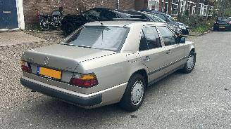 krockskadad bil auto Mercedes 200-280 230E Automaat 1986/1