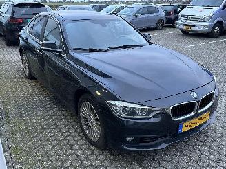 skadebil auto BMW 3-serie 318i Luxury 2016/1