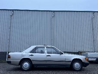 Mercedes  W124 230E picture 2